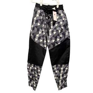 Nike black and white geometric athletic workout pants/joggers new with tags